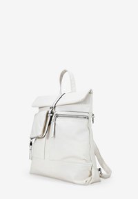 Mochila de cuero blanca con diseño de tapa enrollable, cremalleras plateadas, bolsillo frontal y correas ajustables. Textura suave con acentos minimalistas.