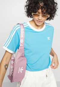 adidas Originals Marškinėliai su spaudiniu - app sky rush
