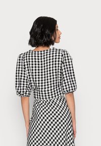 Vero Moda VMKARMA CROPPED WRAP - Blusa - black checks/snow white