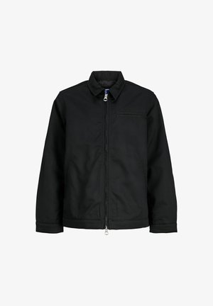 Črna jakna na zip s ovratnikom, dvema stranskima žepoma in enim horizontalnim žepom na prsih, prikazana na beli podlagi.