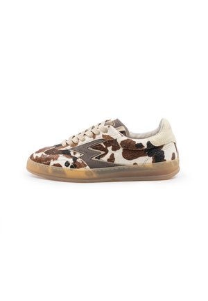 Schnürsneaker mit einem Kuhmuster, ausgestattet mit einer beigen und braunen, haarigen Textur, dunklen braunen Akzenten und einer halbtransparenten Gummisohle.