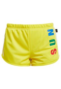 Žluté sportovní kraťasy s elastickým pasem. Na boku mají nápis "SUN" v barevných písmenech a bílé pruhy podél okrajů. Hladká textura.