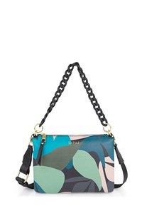 Bolso cruzado con una correa de cadena, que presenta un patrón de hojas colorido en tonos azul verdoso, verde y rosa sobre un tejido suave. Acentos en hardware dorado.