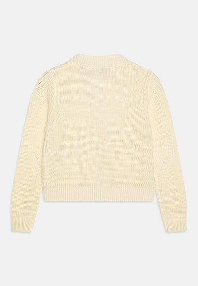 Suéter tejido de color crema con un patrón texturizado, puños y dobladillo acanalados. Presenta un largo recortado y un diseño de cuello clásico.