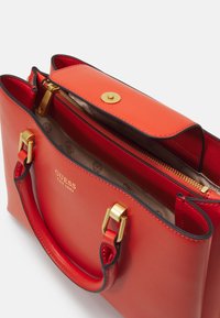 Guess MASIE GIRLFRIEND SATCHEL - Handväska - orange