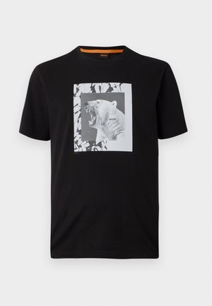 Zwarte katoen T-shirt met een witte afbeelding van een grommende ijsbeer in een vierkant, met het woord "BOSS" erop gedrukt.