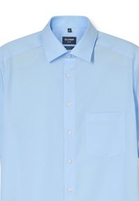 Camicia azzurro chiaro con un taglio moderno, dotata di colletto, sette bottoni e una tasca sul petto sinistro con un dettaglio logo discreto.
