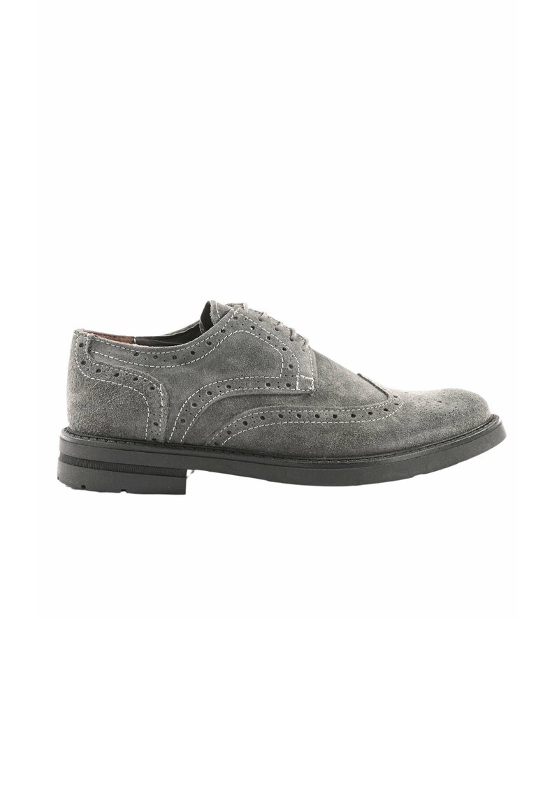 Scarpe brogue in suede grigio con dettagli perforati, punta rotonda, suola piatta in gomma nera e design classico con lacci.