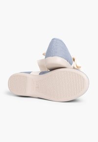 Blaue Leinenschuhe mit einem runden Zehenbereich, beigem Gummiband und strukturiertem Gummisohle. "Hergestellt in Spanien" ist auf der Sohle geprägt.