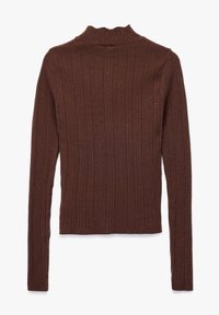 Pull à col roulé marron à côtes avec des manches longues et un détail de col festonné. Le tissu comprend des éclats subtils, offrant une texture.