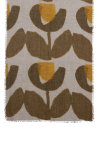 Tkanina tkana z kremowym tła, z wzorem dużych żółtych kwiatów i brązowych liści. Krawędzie są frędzlowane.