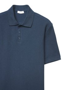 Polo bleu marine en tissu tricoté texturé, doté d'un col, d'une patte de boutonnage à trois boutons et de manches courtes avec une finition côtelée.