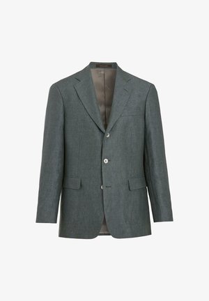 Grauer Herrenblazer mit einreihiger Knopfleiste, K notch-Revers, zwei vorderen Pattentaschen und drei Knöpfen, dargestellt vor weißem Hintergrund.