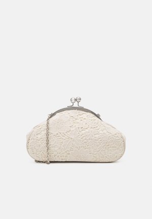 Kleine crèmekleurige kanten clutch met zilverkleurig metalen frame en bolsluiting, voorzien van een dun zilveren kettinkje.
