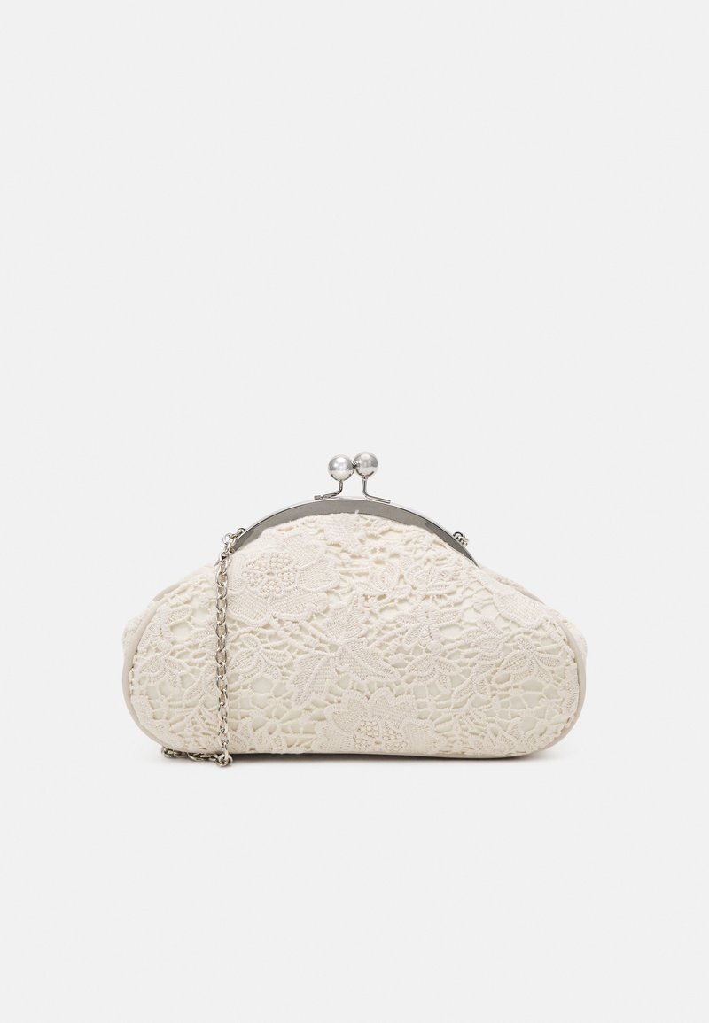 Petit sac pochette crème en dentelle avec cadre métallique argenté et fermoir boule, avec une fine bandoulière chaîne argentée.