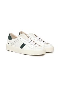 Sneaker bianche con dettagli in suede verde, dotate di chiusura con lacci, suola con grip texturizzato e design a striscia laterale in pelle liscia.