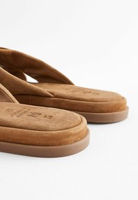 Next FOREVER COMFORT  REGULAR FIT - Pantoletai - tan brown