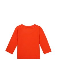 Langarmshirt aus leuchtend roter Baumwolle mit rundem Halsausschnitt und glatter Textur, mit genähten Nähten und einem schlichten Design.