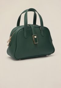 Borsa in pelle verde con due manici superiori, forma rotonda, chiusura con zip e dettagli in metallo color oro. Texture liscia senza motivi visibili.