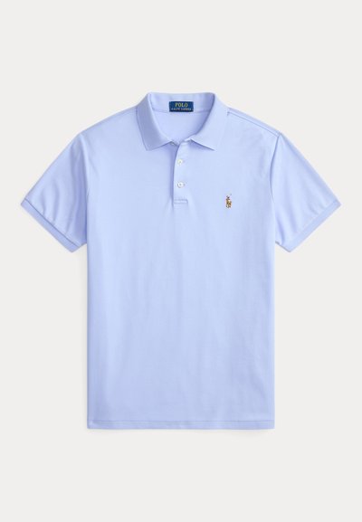 Ανοιχτό μπλε πόλο Ralph Lauren με κοντά μανίκια, γιακά, τρία κουμπιά και μικρό κεντητό λογότυπο στο στήθος.