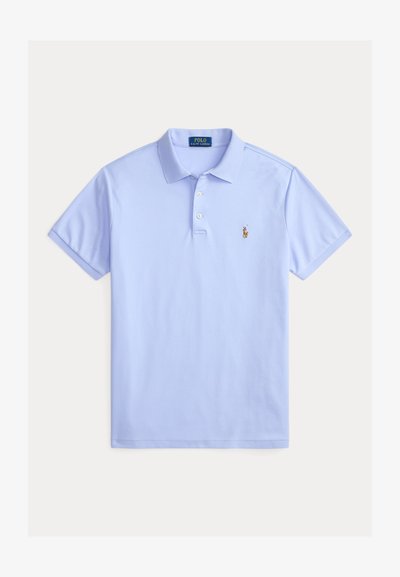 Ανοιχτό μπλε πόλο Ralph Lauren με κοντά μανίκια, γιακά, τρία κουμπιά και μικρό κεντητό λογότυπο στο στήθος.