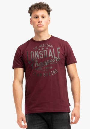 Bordeaux bomulds t-shirt med korte ærmer, rund hals og grå trykt tekst og stjerner, der står "LONSDALE Champion Team Boxing."