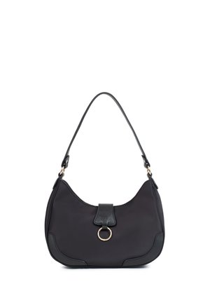 Sac à main noir en forme de croissant avec une seule bandoulière, détail d'anneau doré sur le rabat avant et finitions en cuir.