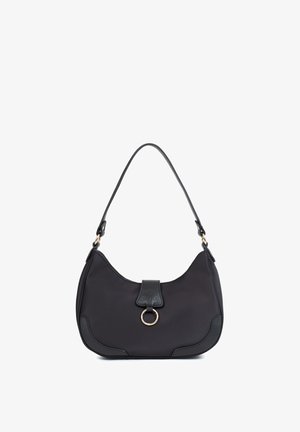Sac à main noir en forme de croissant avec une seule bandoulière, détail d'anneau doré sur le rabat avant et finitions en cuir.