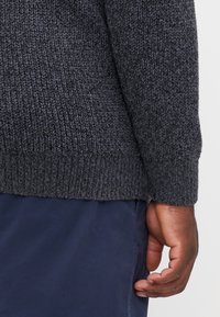 Jack & Jones JJJONES CREW NECK - Jumper - asphalt/black