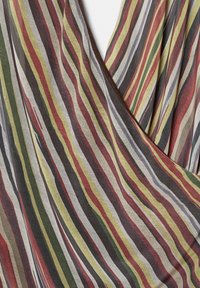 Látka s diagonálními vícero barevnými pruhy v zelené, červené, žluté, šedé a černé barvě vytvářející zabalený, plisovaný vzor.