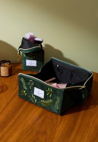 The Flat Lay Co. MARSHMALLOW FLAT LAY MAKEUP BOX BAG - Trousse - green leaves