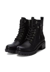Stivali ankle in pelle nera con lacci anteriori, cerniere laterali e suole in gomma texturizzata. Presentano dettagli metallici e un robusto tacco a blocco.