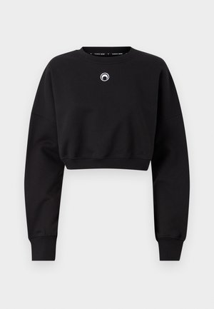 Must have musta lühike sweatshirt pehmest kangast. Omab pikki varrukaid, ümmargust kaelust ja väikest logo rinnal. Ribiga mansetid.