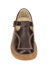 Braune Leder-Schuhe mit offenem Design, verstellbarem Riemen, heller Naht und einer tanfarbenen Gummisohle. Glatte Textur und abgerundete Zehenform.