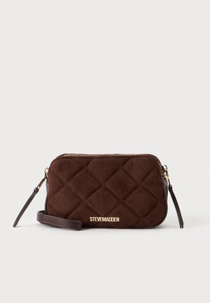 Sac bandoulière rectangulaire matelassé marron avec fermeture éclair dorée et logo Steve Madden sur le devant, sur fond blanc.