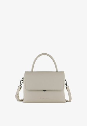 Bolso de mano beige claro, hecho de cuero suave, con un diseño estructurado, asa superior, correa removible y un cierre de solapa con un pequeño herraje.