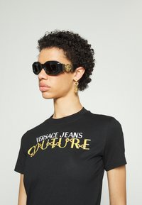 Versace Jeans Couture ORGANIC - T-shirt med print - black/gold