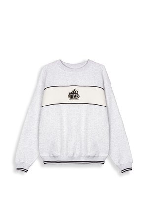 Grijze sweatshirt met een witte horizontale streep, met een zwart logo in het midden en zwarte ribgebreide boorden en zoom. Zachte stoftextuur.