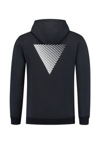 Zwarte hoodie met een witte, naar beneden wijzende driehoek gemaakt van diagonale strepen op de achterkant, voorzien van lange mouwen en ribbelmanchetten.