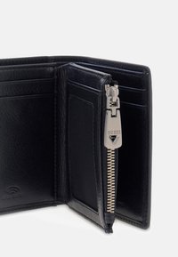 Portafoglio in pelle nera con scomparto con cerniera, fessure per carte e fodera interna testurizzata. Dettagli in metallo argentato migliorano la funzionalità.