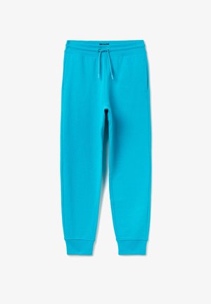 Jasnoniebieskie spodnie dresowe ze ściągaczem w pasie, sznurkiem do regulacji, bocznymi kieszeniami i prążkowanymi mankietami, rozłożone płasko na białym tle.