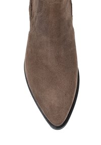 Brązowe zamszowe botki w szpic z czarną podeszwą, pokazane z górnej perspektywy na białym tle.