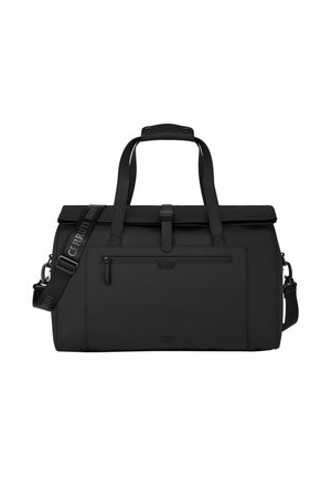 Duża czarna torba typu duffel z podwójnymi uchwytami, regulowanym paskiem na ramię, przednią kieszenią na zamek oraz klamrą zamykającą od góry.