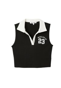 Sort ærmeløs cropped polo med hvid krave, der har teksten "NEVER GIVE UP!" og tallet "23" i hvidt. Lavet i bomuldsmateriale.