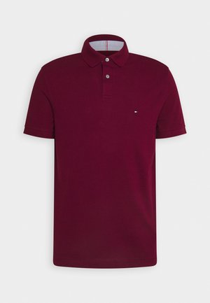 Bordeauxfarbendes Poloshirt aus Baumwolle mit klassischen Kragen, zwei Knöpfen und einem kleinen Markenlogo auf der linken Brust.