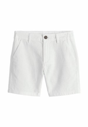 Fehér középhosszúságú pamut rövidnadrág oldalzsebekkel, gombos záródással és övbújtatókkal, egyszerű fehér háttéren bemutatva.