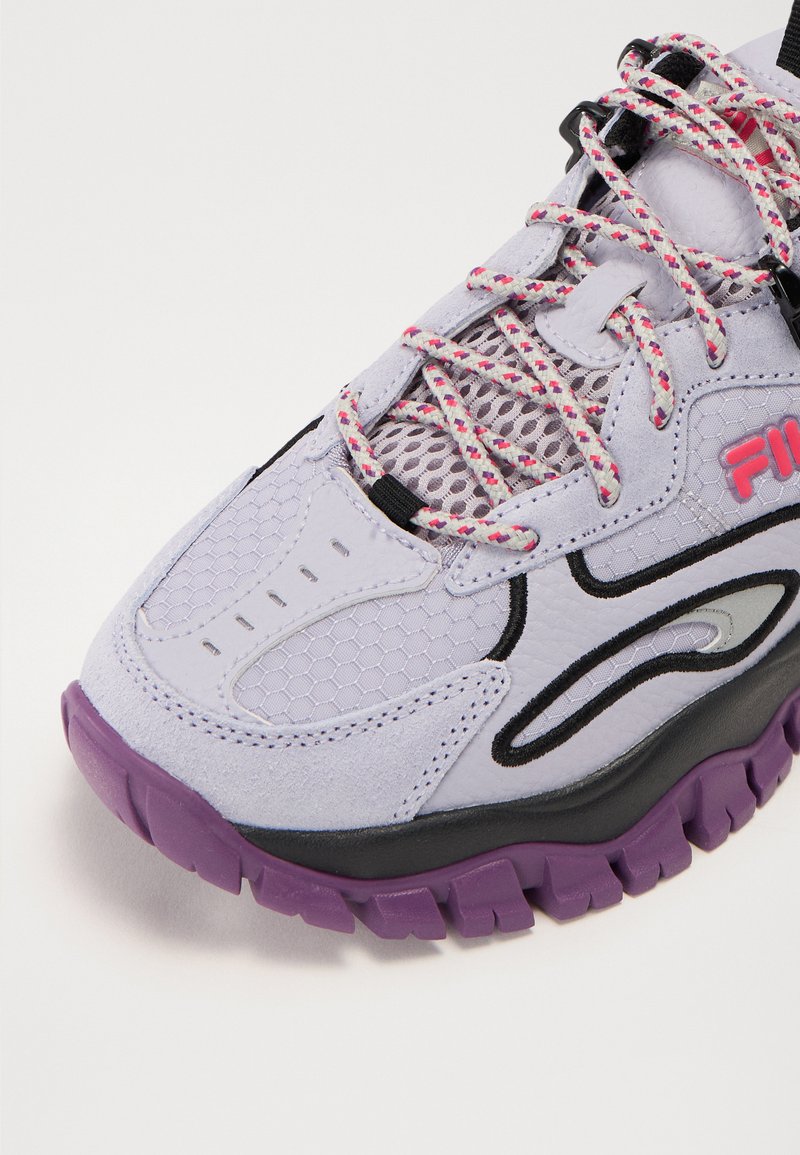 Scarpa sportiva viola e grigia con dettagli in rete, camoscio testurizzato, accenti neri e lacci a pattern rosa e bianco. Design della suola spessa.