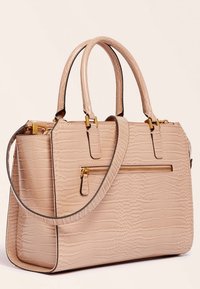 Borsa in scintillante pelle con texture coccodrillo, di colore rosa chiaro, dotata di manici doppi, tracolla regolabile e tasca frontale con zip. Accenti in hardware color oro.