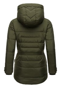 Veste matelassée vert foncé, dotée d'une capuche, d'une taille cintrée, de poignets côtelés et de motifs de coutures horizontales au dos.