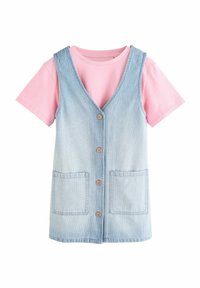 Chaleco de mezclilla con rayas verticales en azul claro, con escote en V, bolsillos frontales y botones en tonos marrones sobre una camiseta rosa.